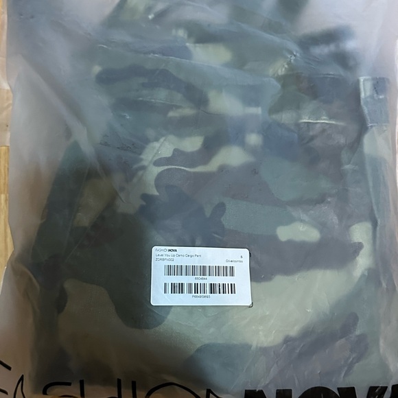 Fashion Nova Level you up camo cargo pants. size small brand new never worn - Picture 4 of 4